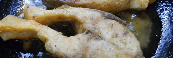 жареные стейки толстолоба со сметанно-томатным соусом