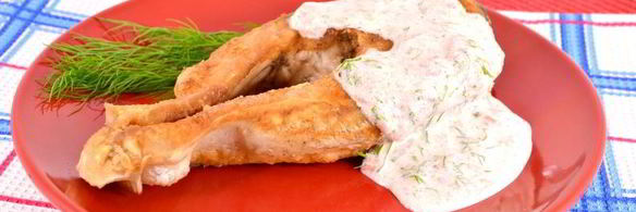 жареные стейки толстолоба со сметанно-томатным соусом