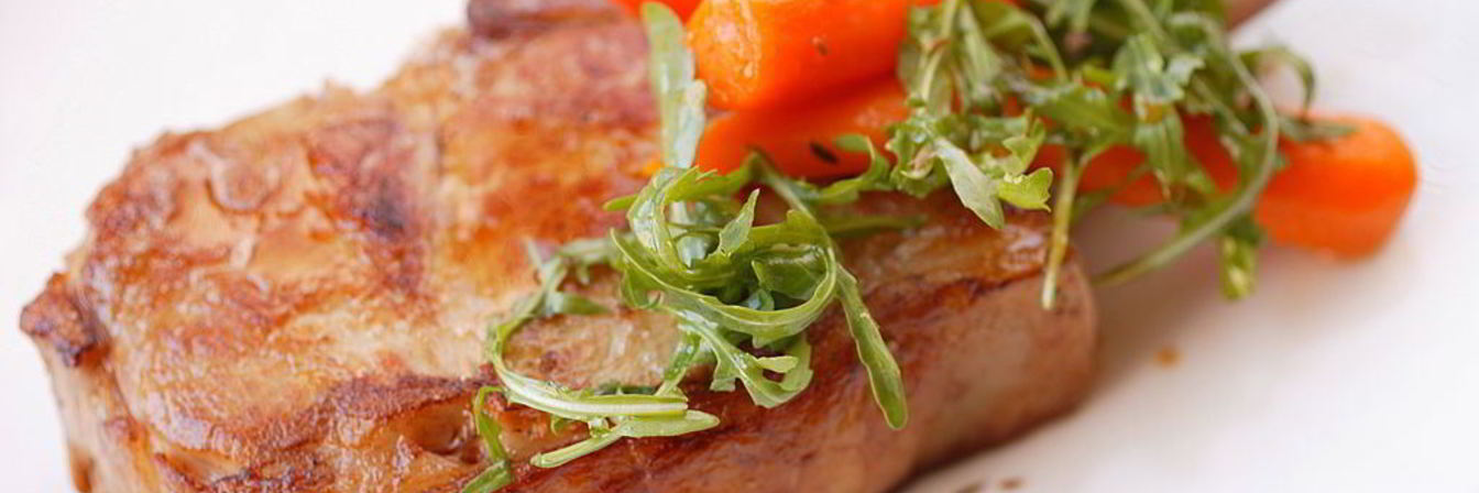 Жареные свиные стейки