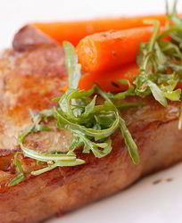 Жареные свиные стейки