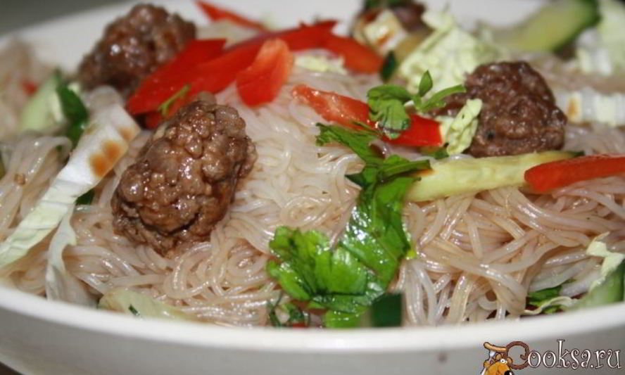 Рецепт фунчозы с говяжьими тефтельками и овощами