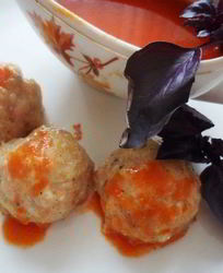 Куриные тефтели с базиликом и томатным соусом