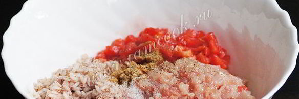 куриные тефтели с коричневым рисом в соусе