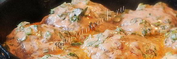 куриные тефтели с коричневым рисом в соусе