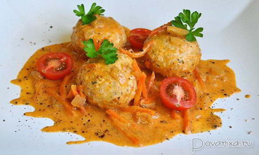 Рецепт куриных тефтелей в сметанно-томатном соусе