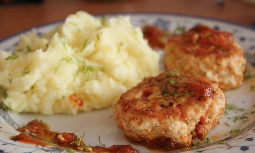 Рецепт куриных тефтелей в томатном соусе