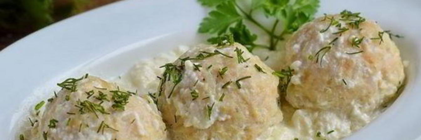 Куриные тефтельки под сметанным соусом
