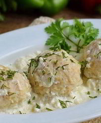 Куриные тефтельки под сметанным соусом