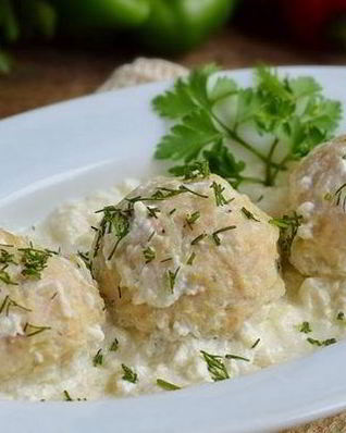 Куриные тефтельки под сметанным соусом