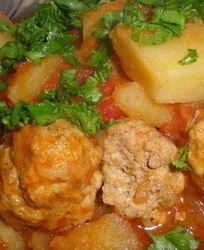 Мясные тефтели с картофелем и перцем