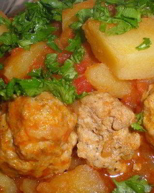 Мясные тефтели с картофелем и перцем