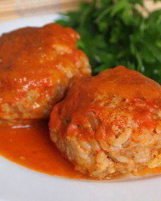 Мясные тефтели с рисом в томате