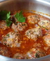 Мясные тефтели с шампиньонами в томатном соусе