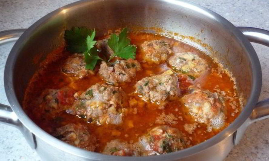 Рецепт мясных тефтелей с шампиньонами в томатном соусе