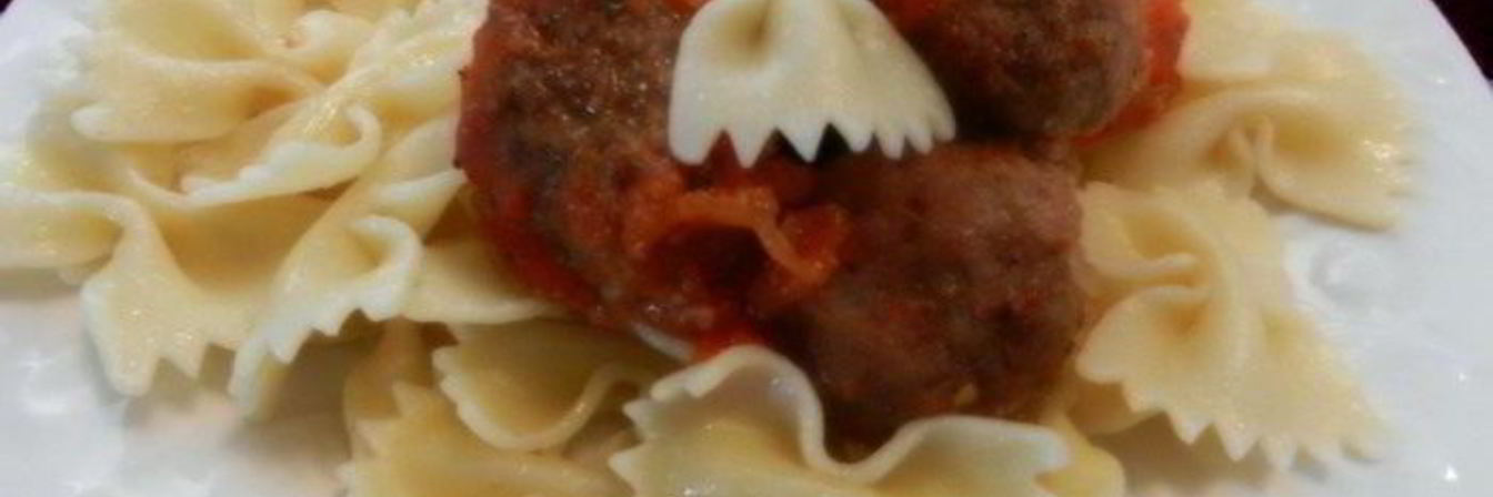 Мясные тефтели с сыром на помидорной подушке