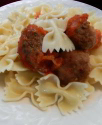 Мясные тефтели с сыром на помидорной подушке