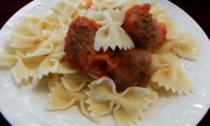 Рецепт мясных тефтелей с сыром на помидорной подушке