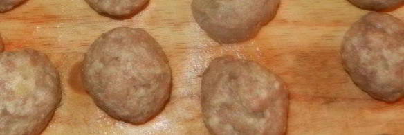 мясные тефтели с сыром на помидорной подушке