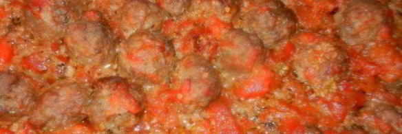 мясные тефтели с сыром на помидорной подушке