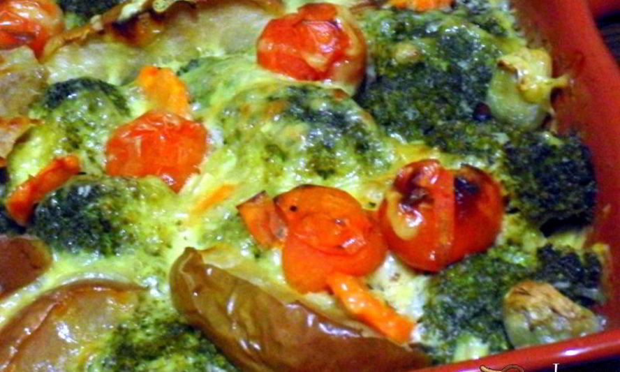 Рецепт мясных тефтелей, запеченных под овощной шубой и молочным соусом