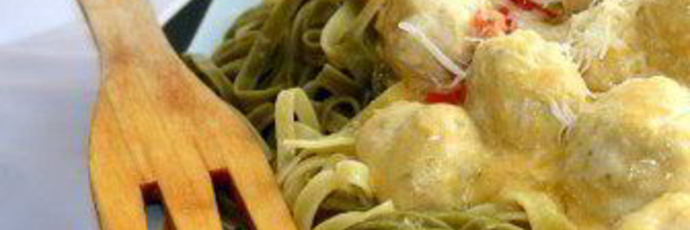 Паста с куриными тефтелями под тыквенным соусом