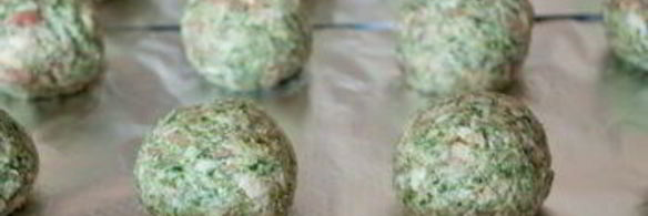 шпинатные тефтели с перечным соусом