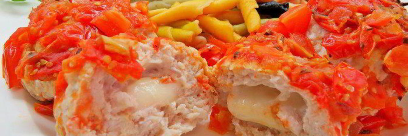 Тефтели из индейки с моцареллой в томатном соусе