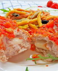 Тефтели из индейки с моцареллой в томатном соусе