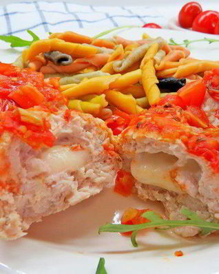 Тефтели из индейки с моцареллой в томатном соусе