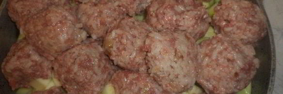 тефтели на овощной подушке