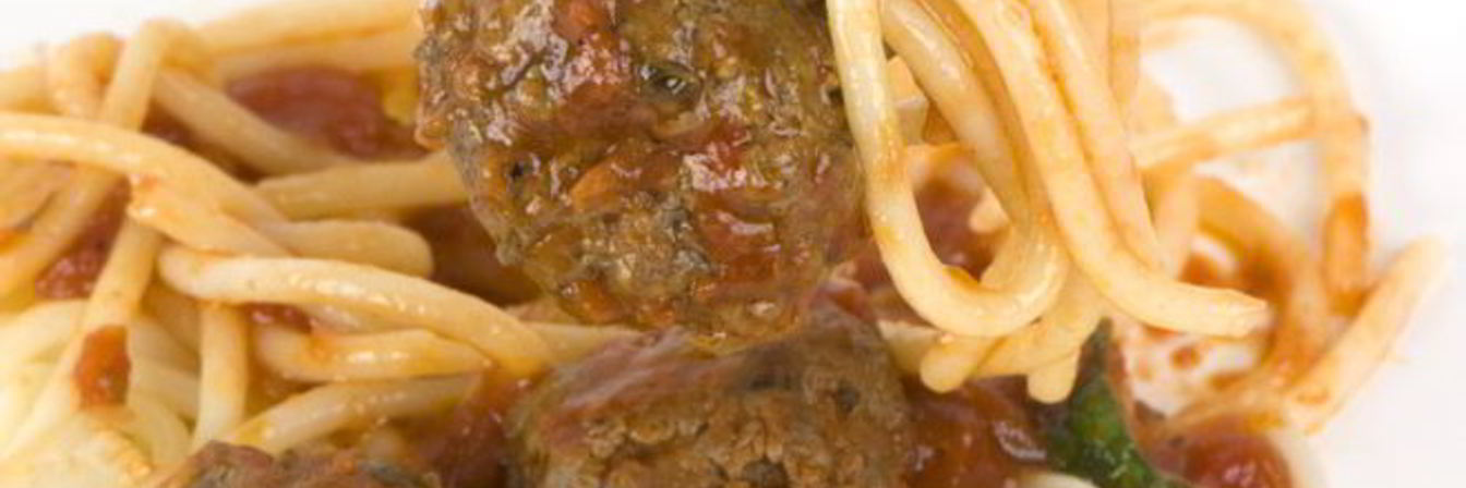 Тефтели с гречкой и соусом из томатов и сметаны