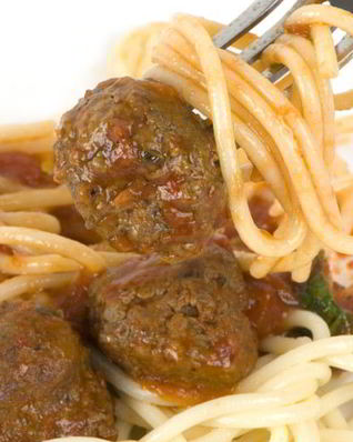 Тефтели с гречкой и соусом из томатов и сметаны