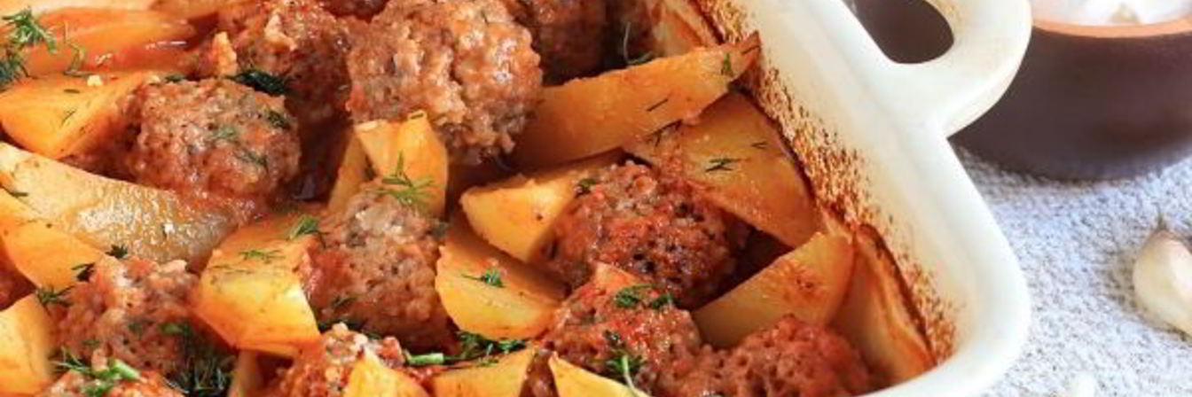 Тефтели с картошкой в соусе в духовке