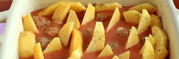 тефтели с картошкой в соусе в духовке