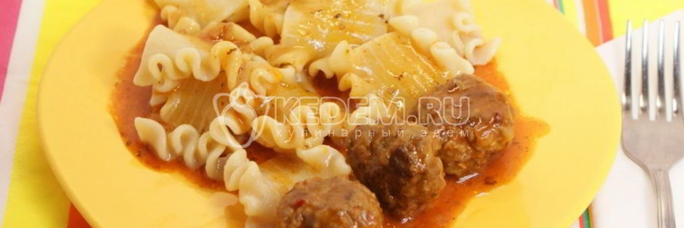 Тефтели с лапшой в томатном соусе