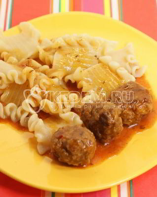Тефтели с лапшой в томатном соусе