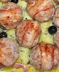 Тефтели с маслинами, запеченные в беконе