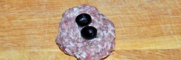 тефтели с маслинами, запеченные в беконе