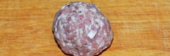 тефтели с маслинами, запеченные в беконе