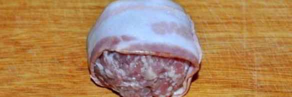 тефтели с маслинами, запеченные в беконе