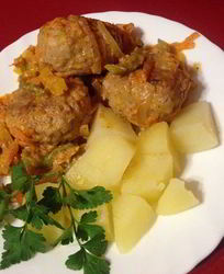 Тефтели с рисом и овощным соусом