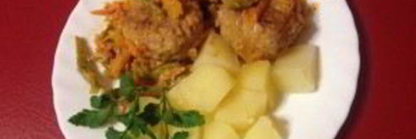 тефтели с рисом и овощным соусом