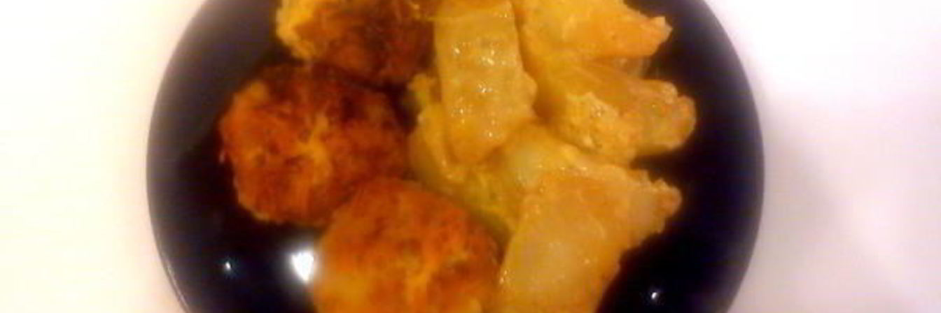 Тефтели в пикантном соусе, запеченые с картофелем