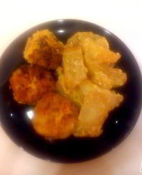 Тефтели в пикантном соусе, запеченые с картофелем