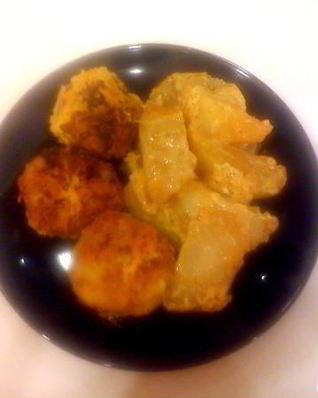 Тефтели в пикантном соусе, запеченые с картофелем