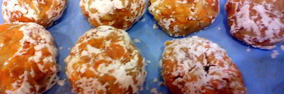 тефтели в пикантном соусе, запеченые с картофелем