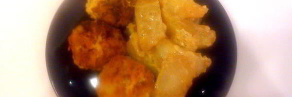 тефтели в пикантном соусе, запеченые с картофелем