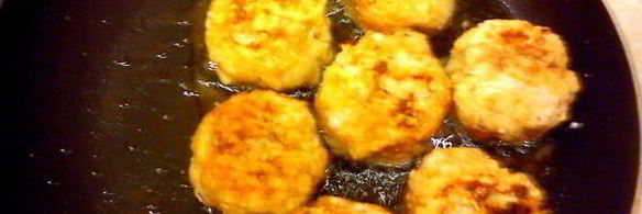 тефтели в пикантном соусе, запеченые с картофелем