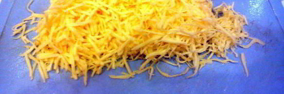 тефтели в пикантном соусе, запеченые с картофелем