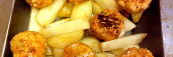 тефтели в пикантном соусе, запеченые с картофелем